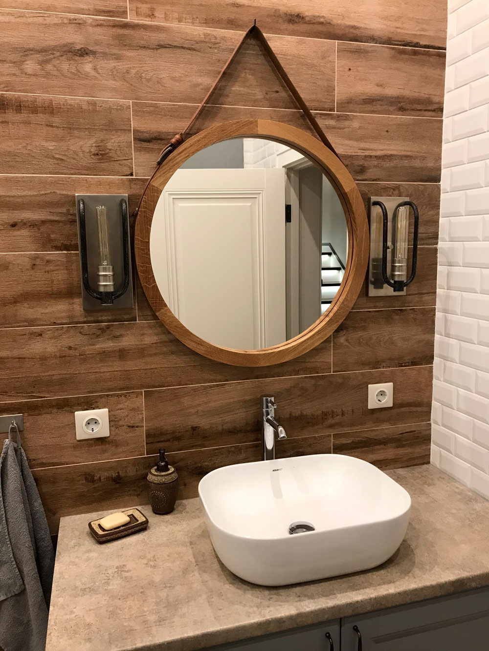 Круглое зеркало в раме из массива на кожаном ремне в ванной (рама дуб)