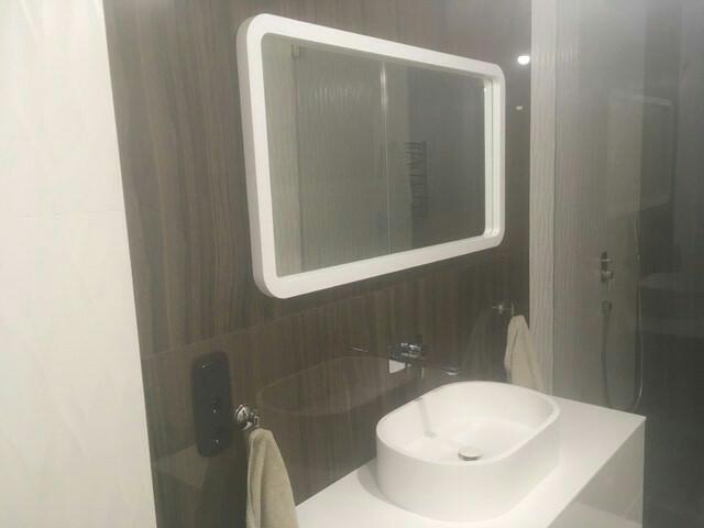 Настенное прямоугольное белое зеркало с радиусными углами для ванной в раме из массива дуба