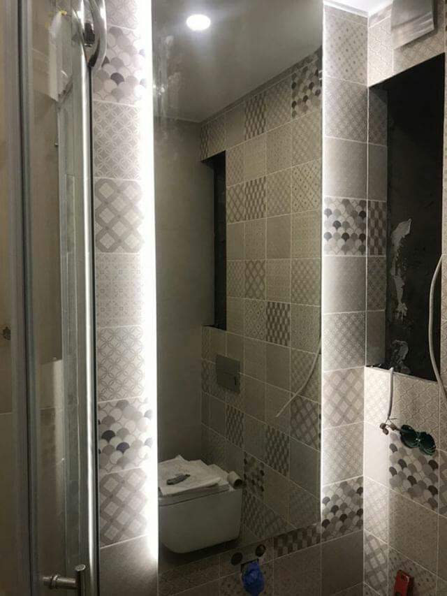 Прямоугольное зеркало без рамы с подсветкой для ванной