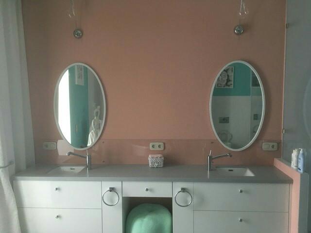 Овальное белое зеркало в раме из массива дуба в интерьере ванной