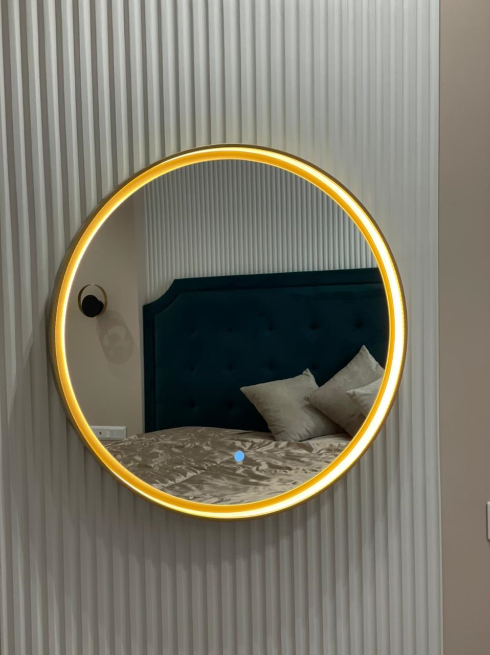 Круглое зеркало в золотой раме с подсветкой