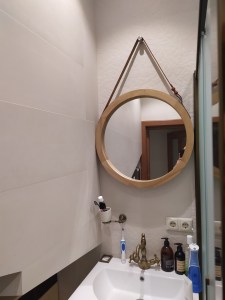 Круглое зеркало в дубовой раме на кожаном коричневом ремне