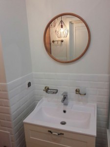 Круглое деревянное зеркало в тонкой раме из бука в ванную