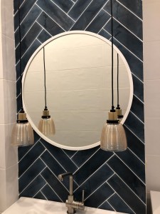 Круглое белое зеркало в интерьере ванной комнаты
