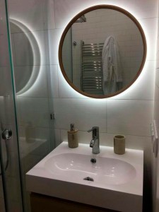 Круглое зеркало из бука с подсветкой в ванной