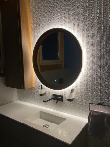Круглое зеркало в деревянной раме с подсветкой в ванной цвет орех