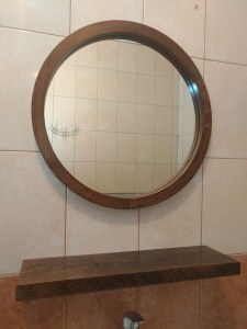 Круглое зеркало в коричневой раме из дуба с полкой