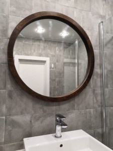 Зеркало рама орех (из массива дуба) в интерьере ванной