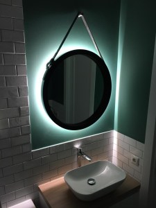 Круглое черное зеркало в раме на кожаном ремне с подсветкой в ванной под заказ d 70 см