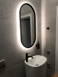 Овальное черное зеркало с подсветкой
