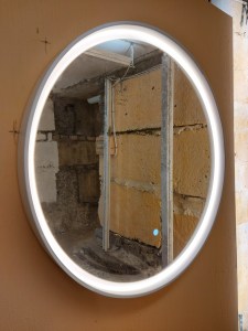 Круглое зеркало в белой раме с фронтальной подсветкой из-под стекла
