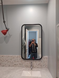 Прямоугольное зеркало с радиусными углами в черной раме