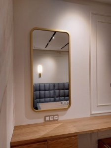 Прямоугольное зеркало с закругленными углами с подсветкой в золотой раме на заказ