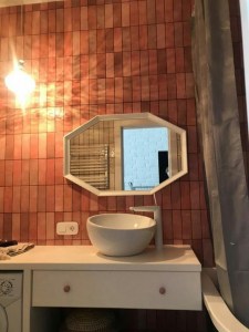 Зеркало вытянутый октагон или восьмигранник в белой раме в ванную