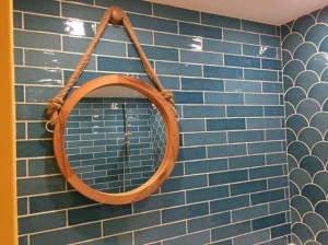 Круглое зеркало на веревке в ванной