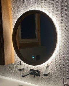 Круглое зеркало в деревянной раме с подсветкой в ванной цвет орех