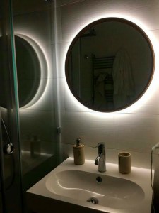 Круглое зеркало из бука с подсветкой в ванной