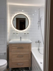 Круглое зеркало в тонкой раме из массива дуба с подсветкой для ванной