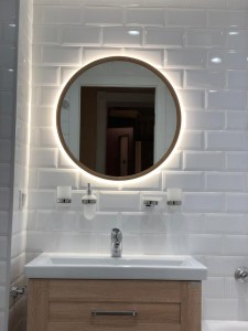 Круглое зеркало в тонкой раме из массива дуба с подсветкой для ванной
