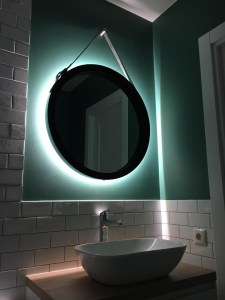 Круглое черное зеркало в раме на кожаном ремне с подсветкой в ванной под заказ d 70 см