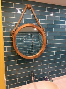 Круглое зеркало на веревке в ванной