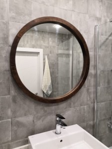 Зеркало рама орех (из массива дуба) в интерьере ванной