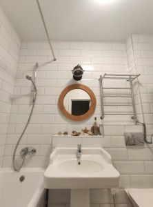 Круглое зеркало 60 см в интерьере ванной без подсветки