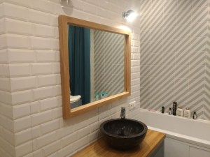 Деревянное зеркало в ванную комнату