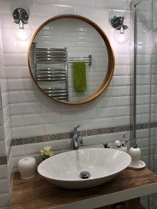 Скандинавское зеркало или зеркало стокгольм 60 см в интерьере ванной