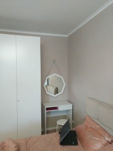 Белое зеркало октагон на ремне в интерьере спальни