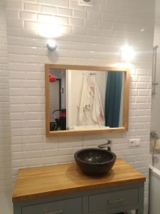Деревянное зеркало в ванную комнату