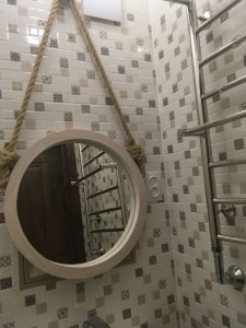 Зеркало на веревке (канате) в интерьере ванной