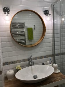 Скандинавское зеркало или зеркало стокгольм 60 см в интерьере ванной