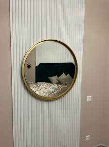 Круглое зеркало в золотой раме с подсветкой