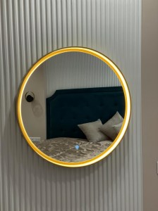 Зеркало в золотой раме с подсветкой в ванную