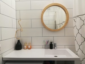 Круглое зеркало в деревянной раме из пихты в интерьере ванной в скандинавском стиле