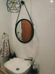 Черное зеркало на цепочке на стену в ванной комнате