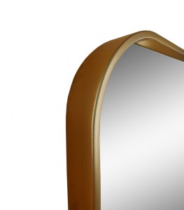 Зеркало прямоугольной формы в тонкой раме латунного цвета