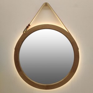 Круглое зеркало из массива дуба на кожаном коричневом ремне с подсветкой