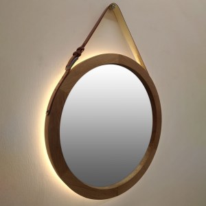 Круглое зеркало из массива дуба на кожаном коричневом ремне с подсветкой