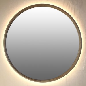 Krugloye zerkalo v tonkoy dubovoy rame s podsvetkoy 1